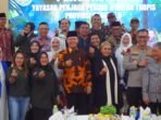 Gubernur Bengkulu, Gubernur Rohidin Mersyah dan pengusaha Bengkulu, Meriani foto bersama usai menghadiri pelantikan pengurus Yayasan PPHTB di Balai Raya Semarak Bengkulu, Sabtu 27 Juli 2024.(Foto : Humas Pemproov Bengkulu)