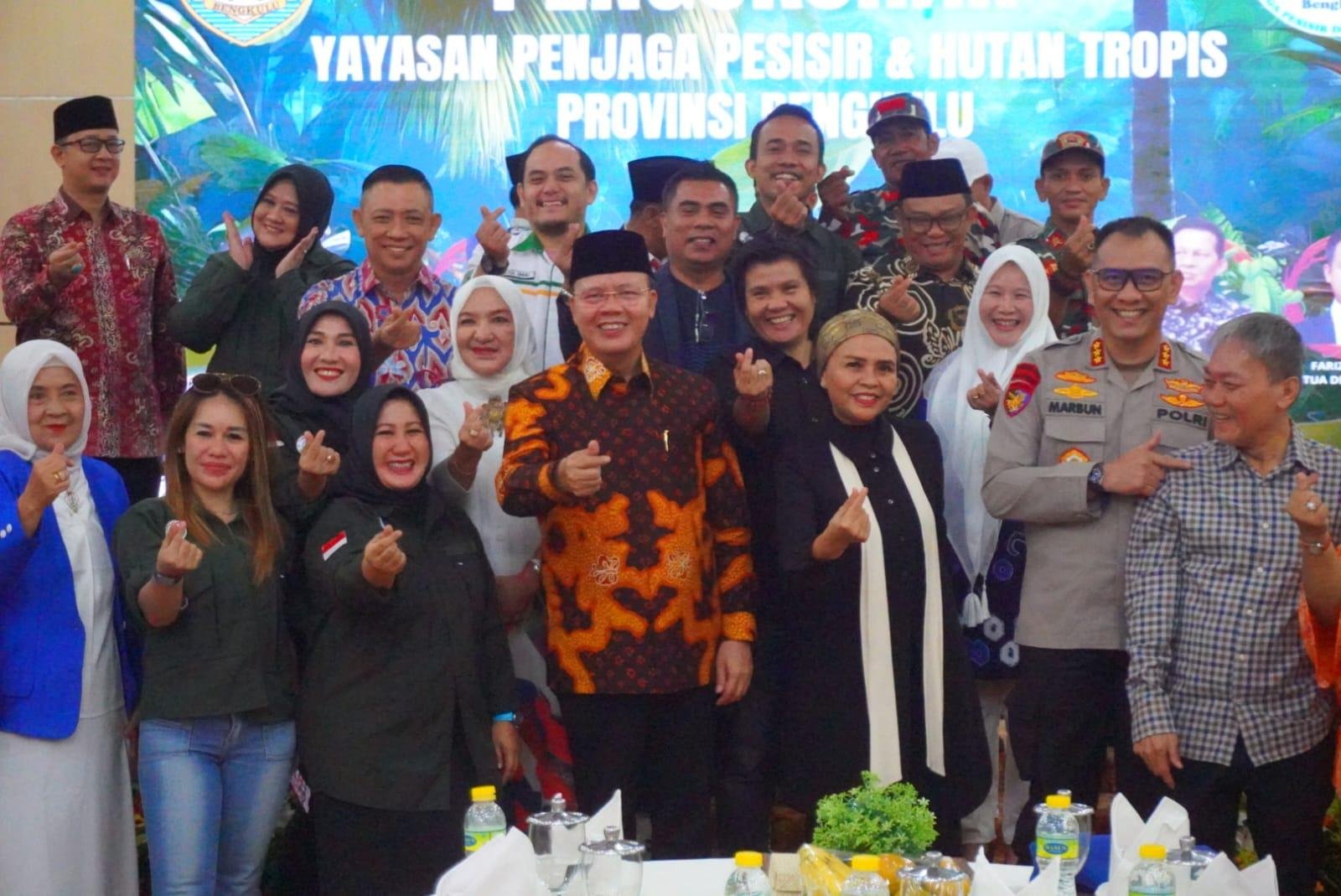 Gubernur Bengkulu, Gubernur Rohidin Mersyah dan pengusaha Bengkulu, Meriani foto bersama usai menghadiri pelantikan pengurus Yayasan PPHTB di Balai Raya Semarak Bengkulu, Sabtu 27 Juli 2024.(Foto : Humas Pemproov Bengkulu)