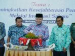 Gubernur Bengkulu, Rohidin Mersyah memotong tumpeng memperingati HUT ke-1 Persatuan Pensiunan Indonesia (PPI) Provinsi Bengkulu, Selasa tanggal 22 Juli 2024.(Foto : Humas Pemprov Bengkulu)