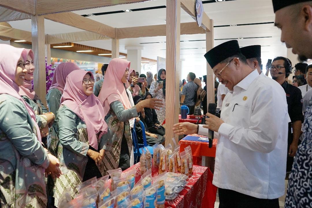 Asistenv II Pemprov Bengkulu, Raden Ahmad Deny mengunjungi stand produk UMKM SMK Bengkulu pada acara pembukaan Job Fair SMK tahun 2024.(Foto/Pemprov Bengkulu)