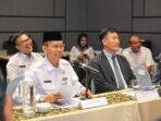 Isnan dan Warga Korsel Sekda Bengkulu, Isnan Fajri bersama pengusaha Korea hadiri acara Workshop Kick-Off Meeting bertema "Pengembangan Proyek dan Studi Kelayakan Awal untuk Membangun Sistem Pengelolaan Pesisir Berbasis Informasi Spasial Kelautan untuk Menanggapi Perubahan Iklim, Rabu 31 Juli 2024.(Foto : Humas Pemprov Bengkulu)