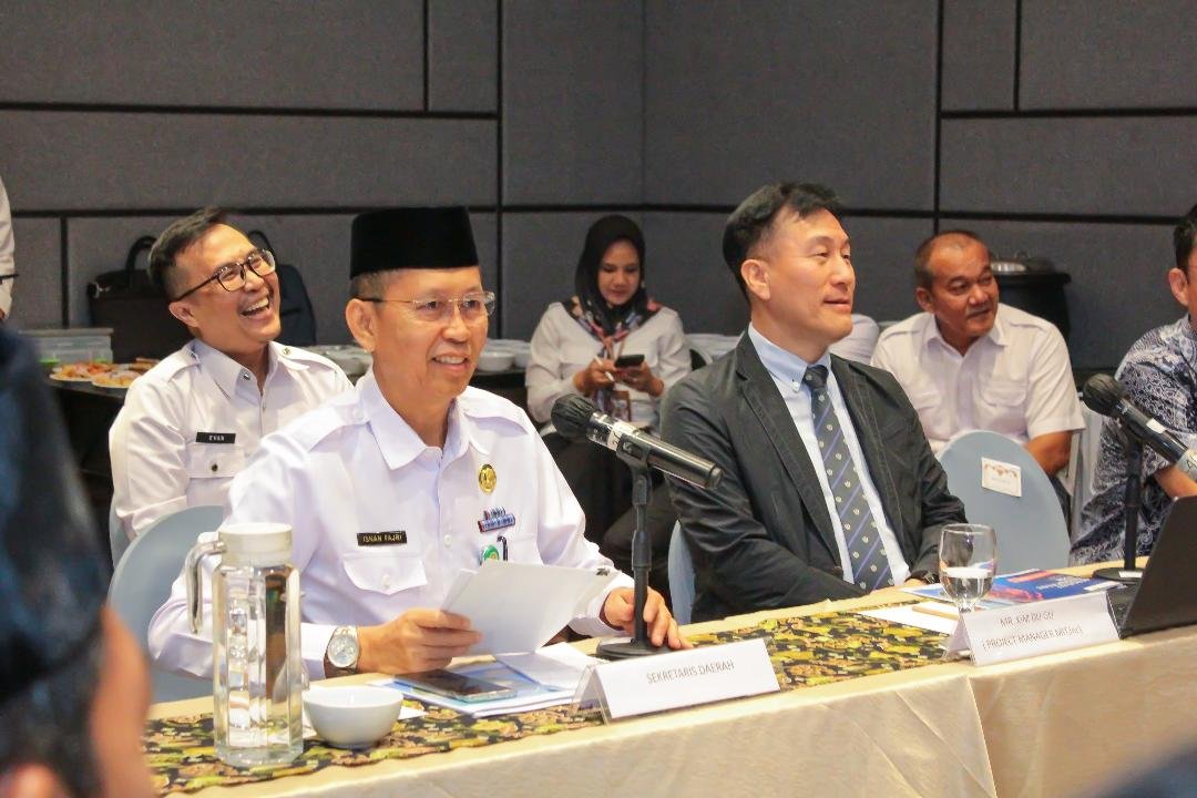 Sekda Bengkulu, Isnan Fajri bersama pengusaha Korea hadiri acara Workshop Kick-Off Meeting bertema "Pengembangan Proyek dan Studi Kelayakan Awal untuk Membangun Sistem Pengelolaan Pesisir Berbasis Informasi Spasial Kelautan untuk Menanggapi Perubahan Iklim, Rabu 31 Juli 2024.(Foto : Humas Pemprov Bengkulu)