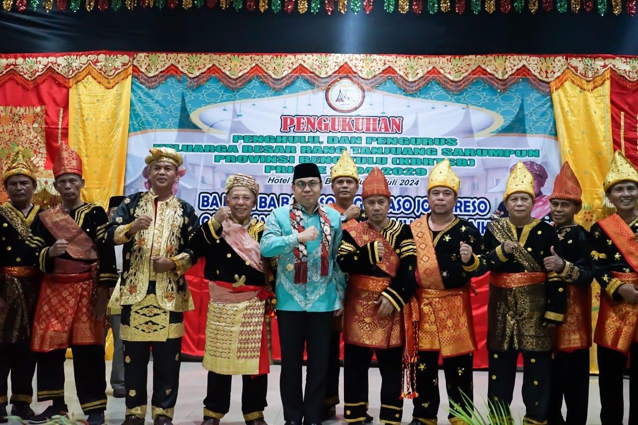 KBRTSB Bengkulu Asisten I Pemprov Bengkulu, Khairil Anwar foto bersama menyaksikan pengukuhan Ketua dan Pengurus KBRTSB Bengkulu masa bakti 2024-2029, Kamis tanggal 18 Juli 2024.(Foto : Humas Pemprov Bengkulu)