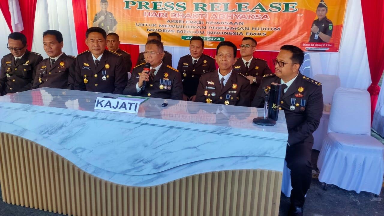 Kepala Kejati Bengkulu, Syarifudin Gamal didampingi para pejabat Kejati memberikan keterangan pers dalam rangka memperingi HUT Adhyaksa ke-64 tahun 2024, di Kejati setempat, Senin tanggal 22 Juli 2024.(Foto : Humas Kejati Bengkulu)