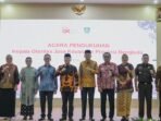 Gubernur Bengkulu, Rohidin Mersyah, Sekda Isnan Fajri, pejabat OJK Pusat dan Bengkulu, serta pejabat lainya foto bersama usai menghadiri pengukuhan Kepala OJK Bengkulu, Ayu Laksmi Syntia Dewi di Balai Semarak Bengkulu.(Foto/Pemprov Bengkulu)