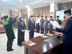Sekda Bengkulu Isnan Fajri melantik Kepala Dinas Dukcapil Bengkulu, Syahyudin (kanan) dan Sekretaris Dinas Dikbud Bengkulu, Reri Marfiana, diruang kerja Sekda Bengkulu, Senin 29 Juli 2024.(Foto : Humas Pemprov Bengkulu)