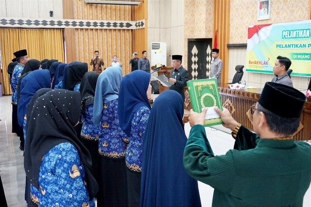 Lantik Pejabat Lingkup Pemprov Bengkulu Asisten III Pemprov Bengkulu, Nandar Munadi melantik sebanyak 48 orang pejabat fungsional di lingkup Pemprov Bengkulu dalam rangka meningkatkan pelayanan publik kepada masyarakat daerah ini.(Foto/Pemprov Bengkulu)