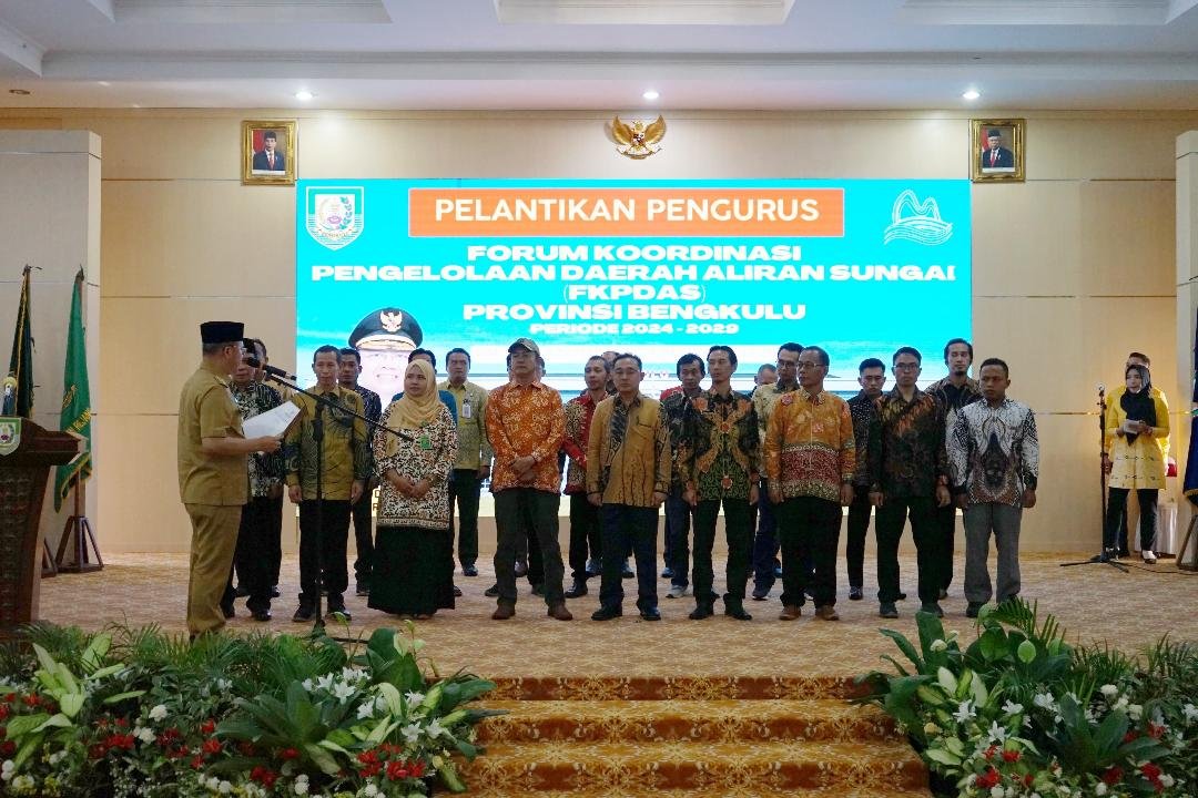 Gubernur Bengkulu, Rohidin Mersyah melantik Pengurus Forum Koordinasi Pengeloaan Daerah Aliran Sungai (FKPDAS) Bengkulu masa bakti 2024-2029 bertempat di Balai Raya Semarak Bengkulu.(Foto/Pemprov Bengkulu)