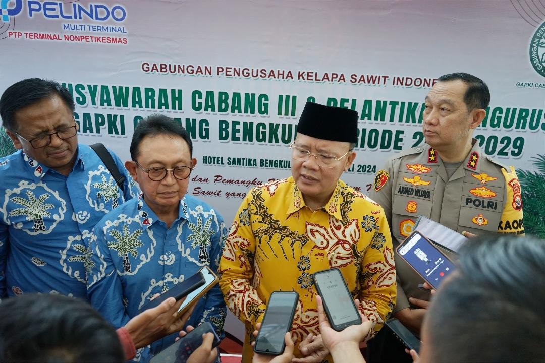 Masuk GAPKI Gubernur Bengkulu, Rohidin Mersyah dampingi Kapolda Bengkulu, Irjen Pol Armed Wijaya dan Ketua GAPKI Cabang III Bengkulu, Wiwit menjawab pertanyaan wartawan usai menghadiri pelantikan pengurus GAPKI Benghkulu masa bakti 2024-2029.(Foto/Pemprov Bengkulu)