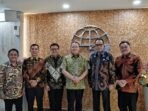 Gubernur Bengkulu, Rohidin Mersyah didampingi Asisten II, Raden Ahmad Deny, Kepala Dishub Bengkulu, Bambang, Kepala Dinas ESDM, Doni Suabuana dan pejabat tehnis foto bersama dengan Menteri Perhubungan Budi Karya Sumadi usai beraudensi di Kantor Kemenhub.(Foto/Humas Pemprov Bengkulu)