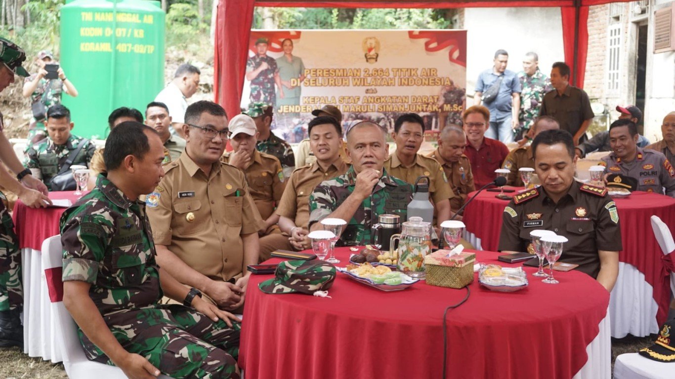 PJ Bupati Benteng Penjabat Bupati Bengkulu Tengah, Heryadi Roni menghadiri peresmian 2.664 titik sumber air bersih tersebar di Tanah Air oleh Kepala Staf Angkatan Darat (Kasad) Jenderal Maruli Simanjuntak secara vertul di pusatkan di Kupang TTT. Untuk Benteng Dipusatkan di Desa Tanjung Heran, Kecamatan Tabah Penanjung, Rabu 31 Juli 2024. (Foto : Humas Pemkab Benteng)