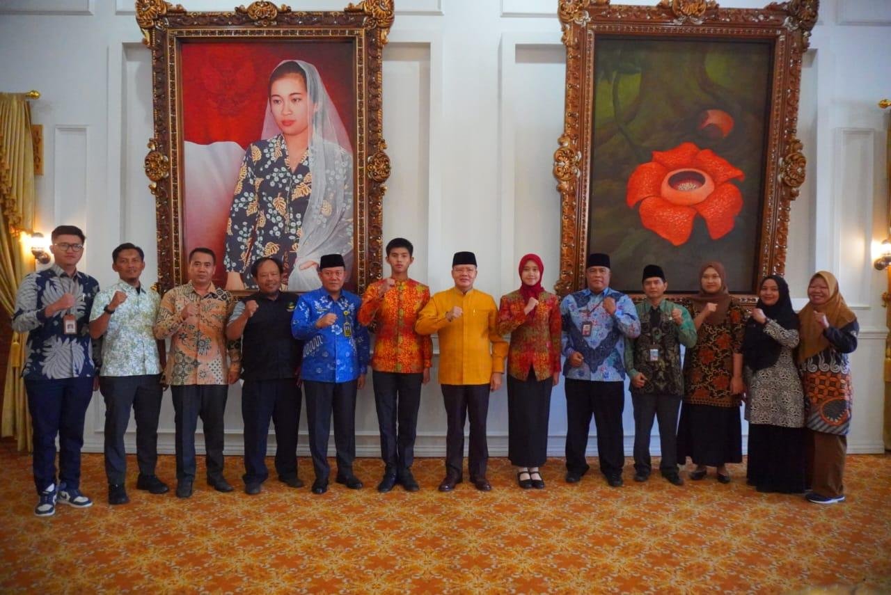 Paskibraka pamit jakarta Gubernur Bengkulu, Rohidin Mersyah diapit dua pelajar SMAN 2 Bengkulu, Noval dan Amanda terpilih sebagai Paskibraka Nasional tahun 2024 asal Bengkulu saat foto bersama usai berpamitan berangkat ke Jakarta.(Foto/Pemprov Bengkulu)