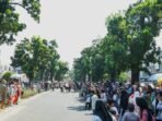 Masyarakat Kota Bengkulu, memadati jalan-jalan yang dilalui pawai Tabut 2024, untuk menyaksikan pawai Tabut sebagai rangkaian akhir dari Festibal Tabut Bengkulu 2024.(Foto/Humas Pemprov Bengkulu)