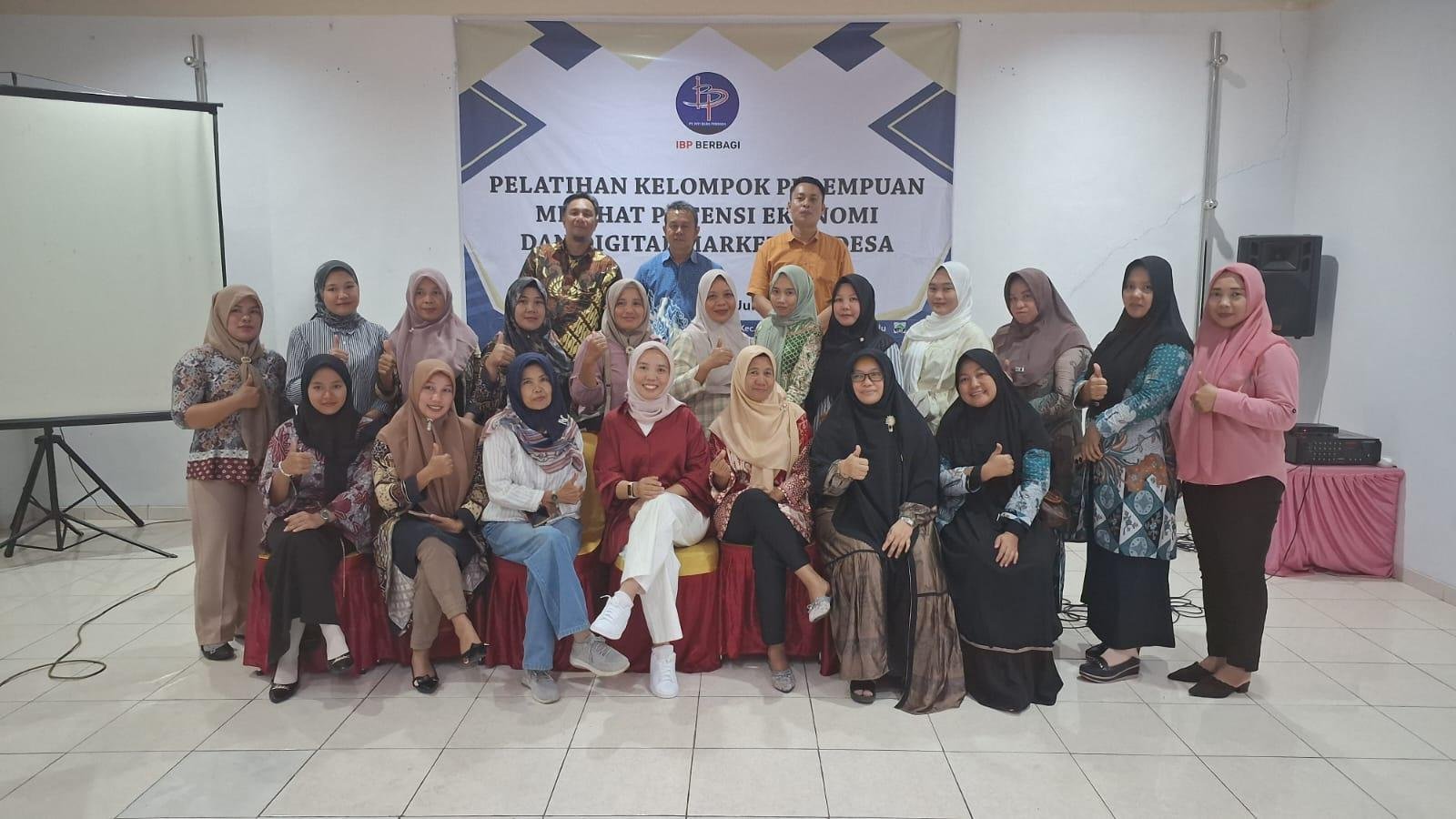 Puluhan wanita mengikuti pelatihan kelompok perempuan melihat potensi ekonomi desa dan digital marketing yang diselenggarakan PT Inti Bara Perdana (PT IBP) di salah satu hotel di Bengkulu, Minggu tanggal 14/7/2024) lalu.(Foto : Dokumen PT IBP)