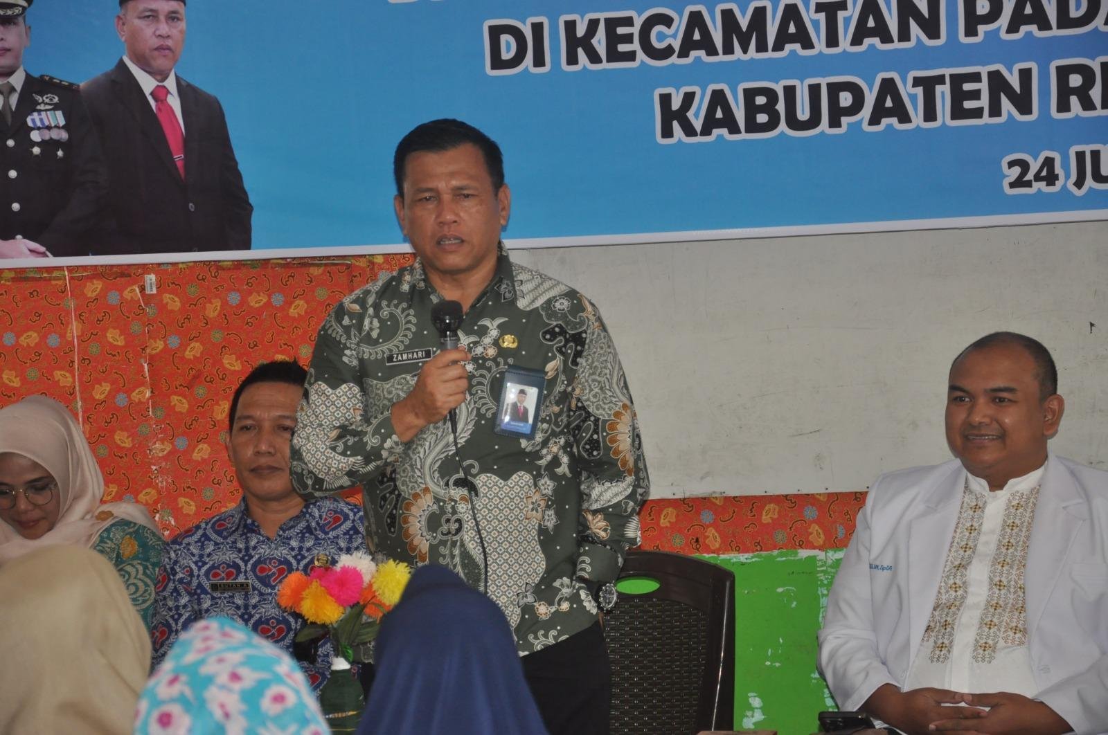 Kepala Perwakilan BKKBN Bengkulu, Zamhari Bahrun memberikan sambutan padaa cara bakti sosial pelayanan KB dalam kegiatan TMMD ke-121 di Kabupaten Rejang Lebong, Rabu 24 Juli 2024.(Foto : Humas BKKBN Bengkulu)