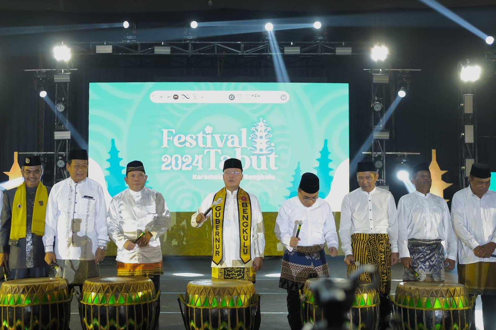 Pembukaan Festival Tabut 2024 Gubernur Bengkulu, Rohidin Mersyah (empat dari kiri) bersama-sama memukul dol menandai pembukaan Festival Tabut 2024 di Lapangan Merdeka, Kota Bengkulu.(Foto/Pemprov Bengkulu)