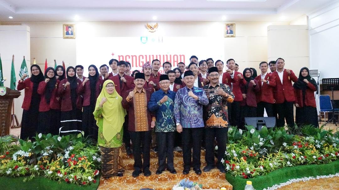 Asisten II Pemprov Bengkulu, Raden Ahmad Deny mewakili Gubernur Bengkulu, Rohidin Mersyah menghadiri acara pengukuhan DPD IMM Bengkulu di Balai Raya Semarak Bengkulu, Minggu 21 Juli 2024.(Foto : Humas Pemprov Bengkulu)