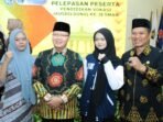 Gubernur Bengkulu Rohidin Mersyah foto bersama dengan dua peserta program pendidikan vokasi ke Jerman seusai acara pelesan mereka di Balai Raya Semarak Bengkulu, Kamis 25 Juli 2024.(Foto : Humas Pemprov Bengkulu)