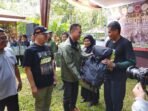 Kepala TNKS, Haidir menyerahkan peralat kerja kepada salah seorang petugas menyelamat satwa langka Harimau Sumatera di wilayah kerja Provinsi Bengkulu pada Jumat 27 Juli 2024. (Foto : Humas Pemperov Bengkulu)