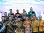 Pisah Sambut Danlanal Bengkulu Gubernur Bengkulum Rohidin Mersyah foto bersama Danlantamal II Padang, Danlanal Bengkulu dan para pejabat lainnya usai acara malam ramah tamah di Balai Raya Semarak Bengkulu, Minggu 28 Juli 2024. (Foto : Humas Pemprov Bengkulu)
