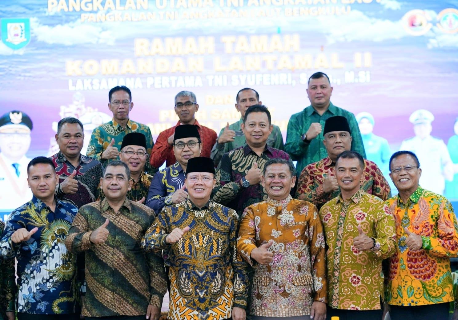 Pisah Sambut Danlanal Bengkulu Gubernur Bengkulum Rohidin Mersyah foto bersama Danlantamal II Padang, Danlanal Bengkulu dan para pejabat lainnya usai acara malam ramah tamah di Balai Raya Semarak Bengkulu, Minggu 28 Juli 2024. (Foto : Humas Pemprov Bengkulu)