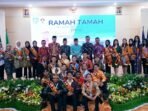 Program PPAP Di Bengkulu Tengah Asisten I Pemprov Bengkulu, Khairil Anwar foto bersama 35 pemuda program PPAP usai acara rama tamah menyambut kedatangan mereka di Bengkulu, bertempat di Balai Raya Semarak, Bengkulu.(Foto/Pemprov Bengkulu)