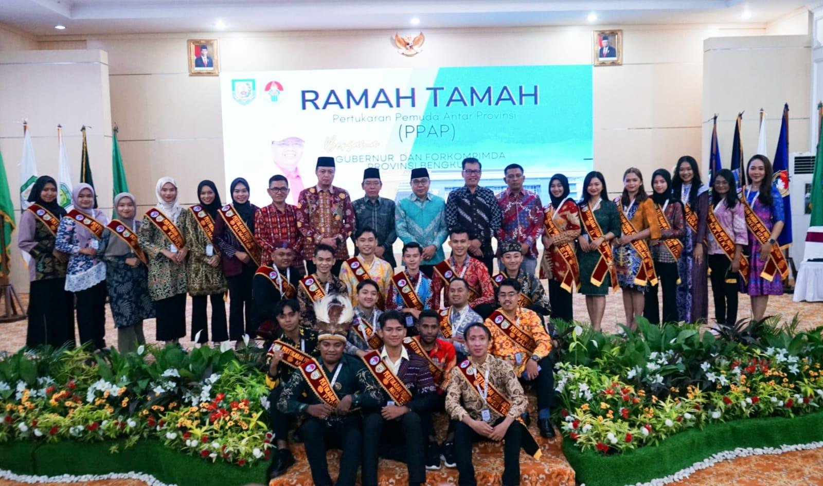 Program PPAP Di Bengkulu Tengah Asisten I Pemprov Bengkulu, Khairil Anwar foto bersama 35 pemuda program PPAP usai acara rama tamah menyambut kedatangan mereka di Bengkulu, bertempat di Balai Raya Semarak, Bengkulu.(Foto/Pemprov Bengkulu)