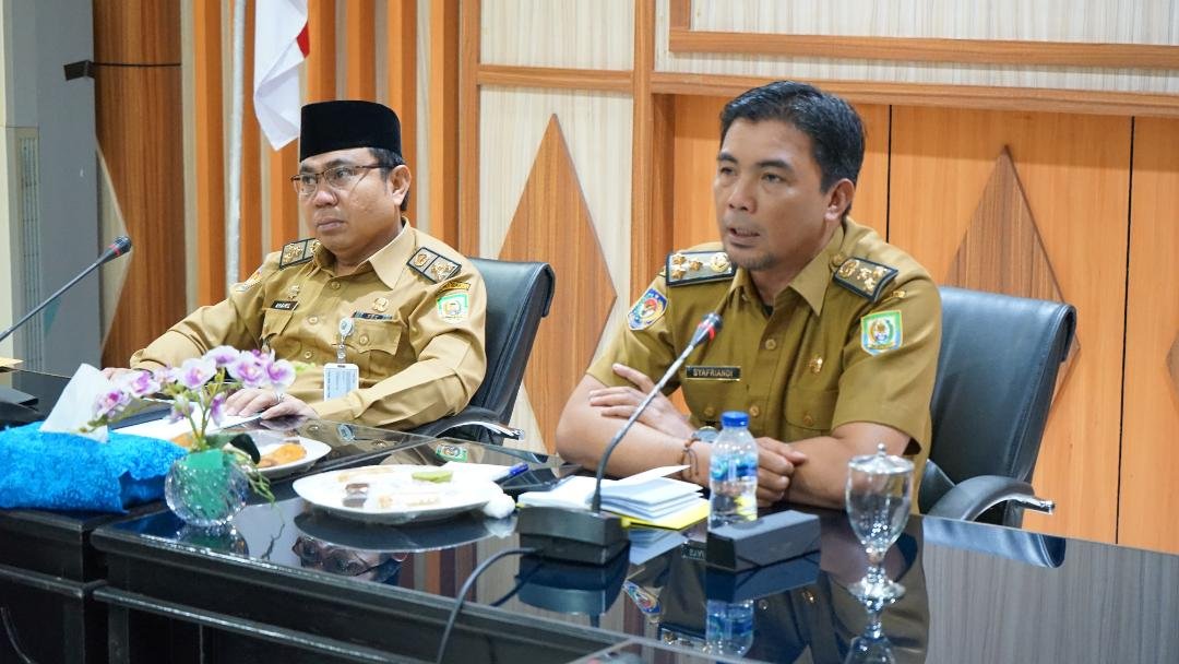 Rakor PMK Asisten I Pemprov Bengkulu, Khairil Anwar didampingi Kadis DKP Bengkulu, Syafriandi mengikuti rapat persiapan Bengkulu tuan rumah rakor literasi, inovasi dan kreativitas 2024 secara daring dengan Kemenko PMK. (Foto/Humas Pemprov Bengkulu)