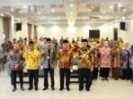 Rakor Pemprov Bengkulu Asisten III Pemprov Bengkulu, Nandar Munadi foto bersama peserta rakor gubernur sebagai wakil pemerintah yang diikuti wakil dari kabupaten dan kota di Provinisi Bengkulu, Kamis tanggal 18 Juli 2024.(Foto : Humas Pemprov Bengkulu)