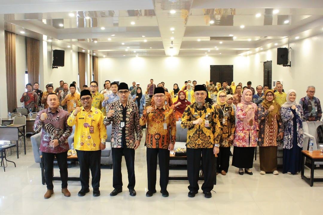 Rakor Pemprov Bengkulu Asisten III Pemprov Bengkulu, Nandar Munadi foto bersama peserta rakor gubernur sebagai wakil pemerintah yang diikuti wakil dari kabupaten dan kota di Provinisi Bengkulu, Kamis tanggal 18 Juli 2024.(Foto : Humas Pemprov Bengkulu)