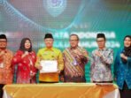 Asisten II Pemprov Bengkulu, RA Denni foto bersama Kepala Dinas Komimfotik Bengkulu, Oslita, Kepala Bappeda Bengkulu, Yuliswani, Kepala BPS Bengkulu dan pejabat lainnya usai menggelar rapat koordinasi Satu Data Indonesia (SDI), di Bengkulu, Kamis 25 Juli 2024.(Foto : Humas Pemprov Bengkulu)