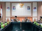 Asisten II Pemprov Bengkulu, Raden Ahmad Denny didampingi Kadis Perindag Bengkulu, Foritha pimpin rapat koordinasi persiapan pelaksanaan pasar murah sembako di 9 kecamatan di Bengkulu, Senin 29 Juli 2024. (Foto : Humas Pemprov Bengkulu)
