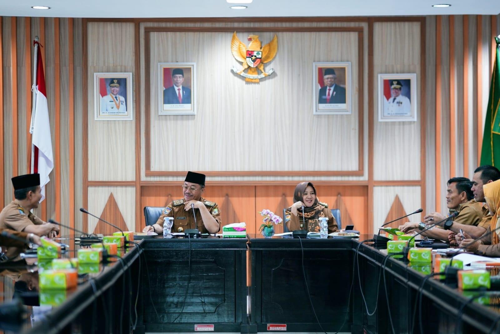 Asisten II Pemprov Bengkulu, Raden Ahmad Denny didampingi Kadis Perindag Bengkulu, Foritha pimpin rapat koordinasi persiapan pelaksanaan pasar murah sembako di 9 kecamatan di Bengkulu, Senin 29 Juli 2024. (Foto : Humas Pemprov Bengkulu)