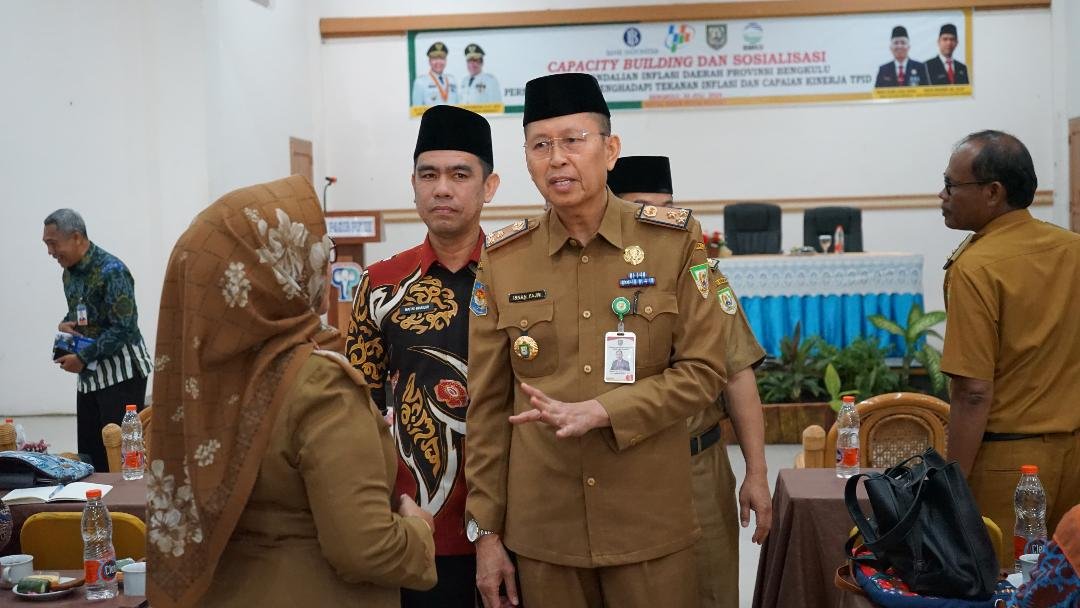 Sekda Rapat Inflasi Sekda Provinsi Bengkulu, Isan Fajri usai menghadiri rapat inflasi daerah di salah satu hotel di Pantai Panjang, Bengkulu, Selasa 30 Juni 2024.(Foto : Humas Pemprov Bengkulu)