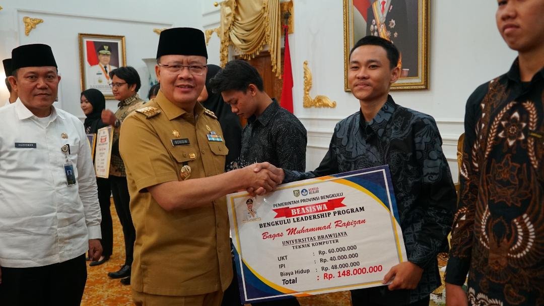 Serahkan Beasiswa Kerua Osis Gubernur Bengkulu Rohidin Mersyah menyerahkan bantuan beasiswa untuk Ketua Osis SMA/SMK/MA se- Provinsi Bengkulu, bertempat di Balai Raya Semarak Bengkulu, Rabu tanggal 24 Juli 2024.(Foto : Humas Pemprov Bengkulu)