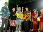 Serahkan hadiah Lomba Desa Wisata Gubernur Bengkulu Rohidin Mersyah menyerahkan hadiah lomba desa wisata tingkat Provinsi Bengkulu tahun 2024 di Lapangan Desa Kemumuh, Kecamatan Arma Jaya, Kabupaten Bengkulu Utara, Jumat 26 Juli 2024. (Foto : Humas Pemprov Bengkulu)