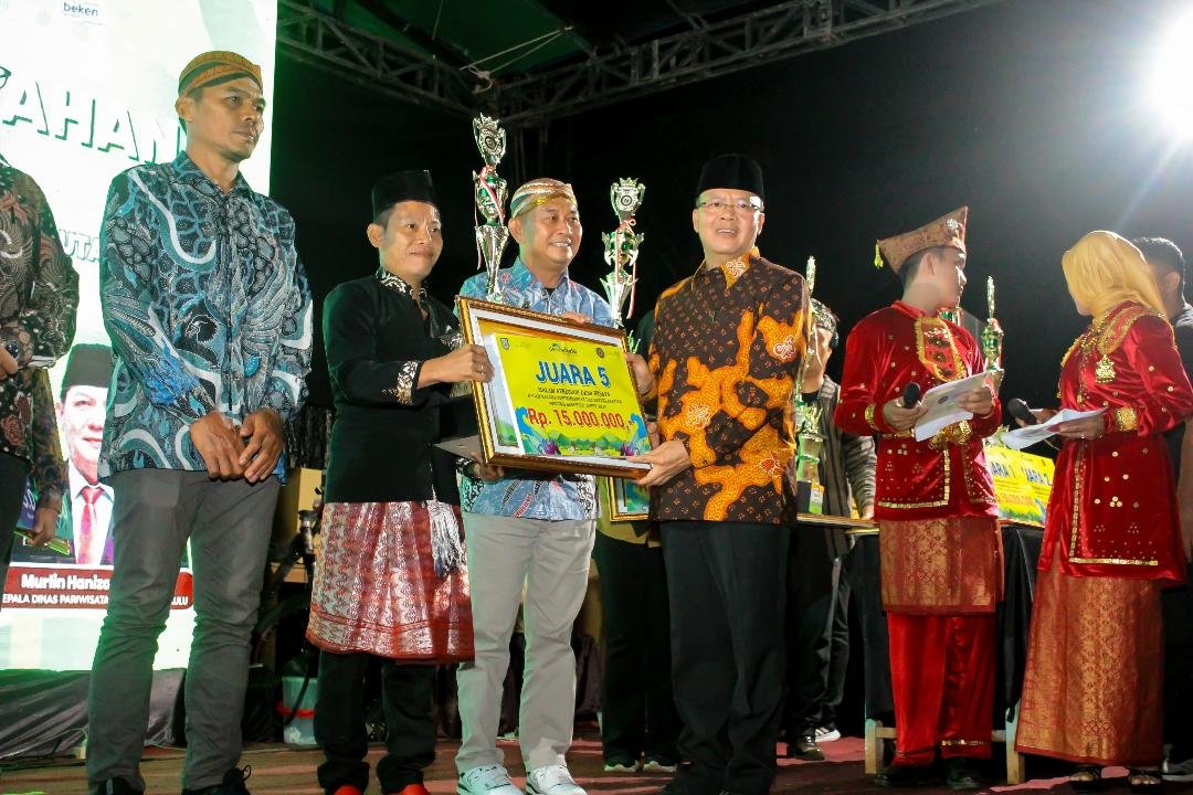 Serahkan hadiah Lomba Desa Wisata Gubernur Bengkulu Rohidin Mersyah menyerahkan hadiah lomba desa wisata tingkat Provinsi Bengkulu tahun 2024 di Lapangan Desa Kemumuh, Kecamatan Arma Jaya, Kabupaten Bengkulu Utara, Jumat 26 Juli 2024. (Foto : Humas Pemprov Bengkulu)