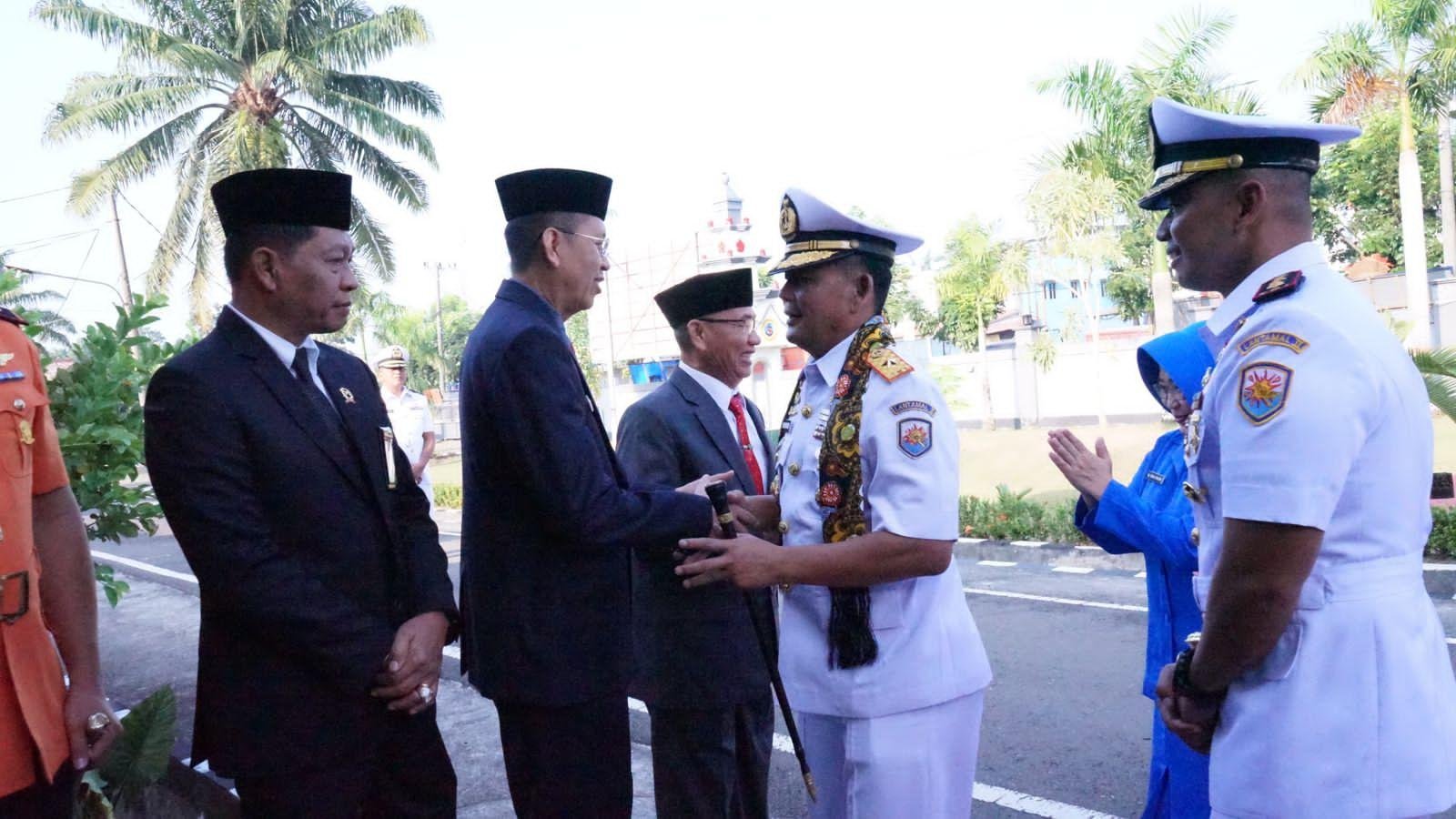 Sertijab Danlanal Bengkulu Sekda Bengkulu Isnan Fajri menghadari acara sertijab Danlanal Bengkulu dari Letkol Laut (P) Yudho MewaH Angkasa kepada Letkol Laut (P) Okto Sahat M Manulang di Markas Lanal Bengkulu, Senin 29 Juli 2024.(Foto : Humas Pemprov Bengkulu)