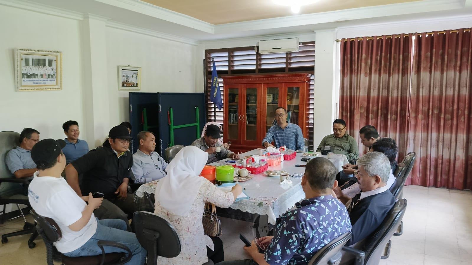 Ketua PWI Bengkulu, Marsal Abadi dan Sekretaris Siwo, Suherdi memimpin rapat persiapan keberangkatan Tim Porwanas PWI Bengkulu ke Porwanas Banjarmasin, Kalsel Agustus mendatang.(Foto/Dokumen)