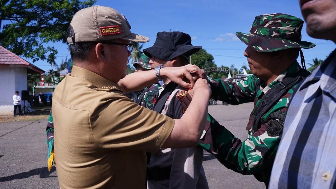 TMMD di Rejang Lebong Gubernur Bengkulu, Rohidin Mersyah membuka Program TMMD ke-121 di Kecamatan Padang Ulak Tanding, Kabupaten Rejang Lebong ditandi dengan menyempatan pita dan penyerahan alat kerja kepada anggota TNI, bertempat di lapangan pasar kecamatan setempat, Rabu tanggal 24 Juli 2024.(Foto: Humas Pemprov Bengkulu)