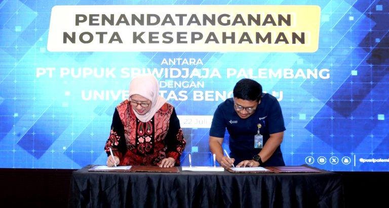Tandatangani naskah kerja sama Unib Rektor Universitas Bengkulu, Retno Agustina Ekaputri dan Senior Vice Presiden SDM PT Pusri Palembang, Nuril Huda menandatangani nota kesepahaman (MOU) kaloborsi Perguruan Tinggi dengan dunia usaha dan industi, bertempat di kantor PT Pusri Palembang, Senin 22 Juli 2024.(Foto : Humas Unib)