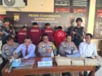 Tersanka pembunuhan Kapolres Benngkulu Selatan AKBP Florentus Situngkir memberinkan keterangan pers atas keberhasilan menangkap 8 tersangka pelaku pembunuhan dua warga Kabupaten Seluma, bertempat di Mapolres setempat, Senin 29 Juli 2024. (Foto : Polres Bengkulu Selatan)