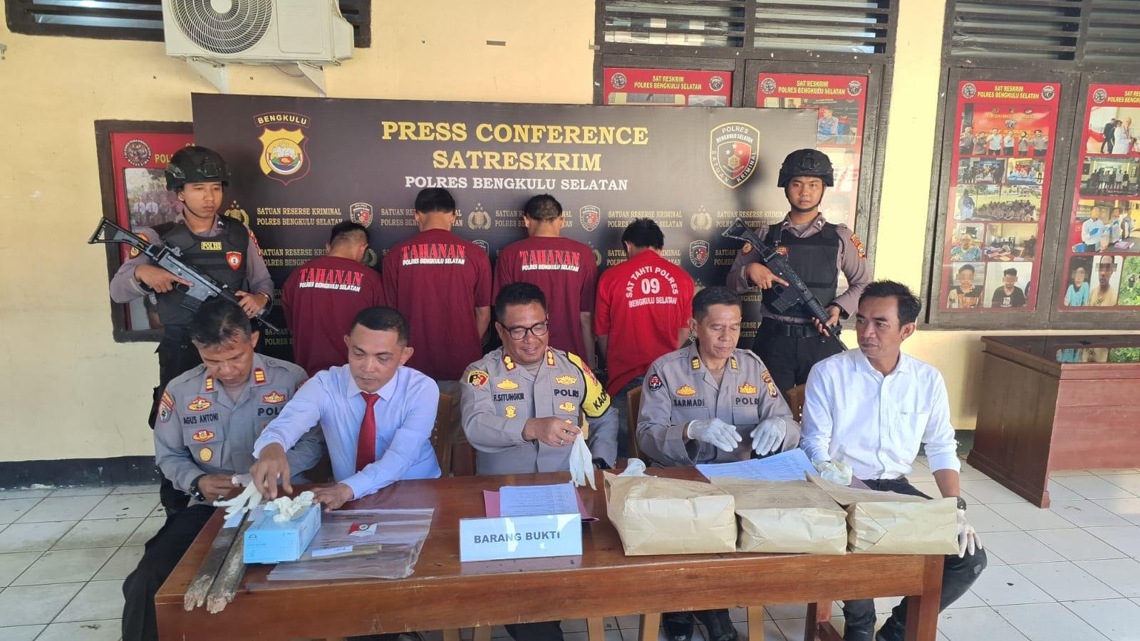 Kapolres Benngkulu Selatan AKBP Florentus Situngkir memberinkan keterangan pers atas keberhasilan menangkap 8 tersangka pelaku pembunuhan dua warga Kabupaten Seluma, bertempat di Mapolres setempat, Senin 29 Juli 2024. (Foto : Polres Bengkulu Selatan)