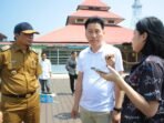 Tim Korsel didampingi Kepala Dinas Perikanan dan Kelautan (DKP) Bengkulu meninjau arel parkir peti kemas di Pebuhan Pulau Baai, Bengkulu, Selasa 30 Juli 2024.(Foto : Humas Pemprov Bengkulu)