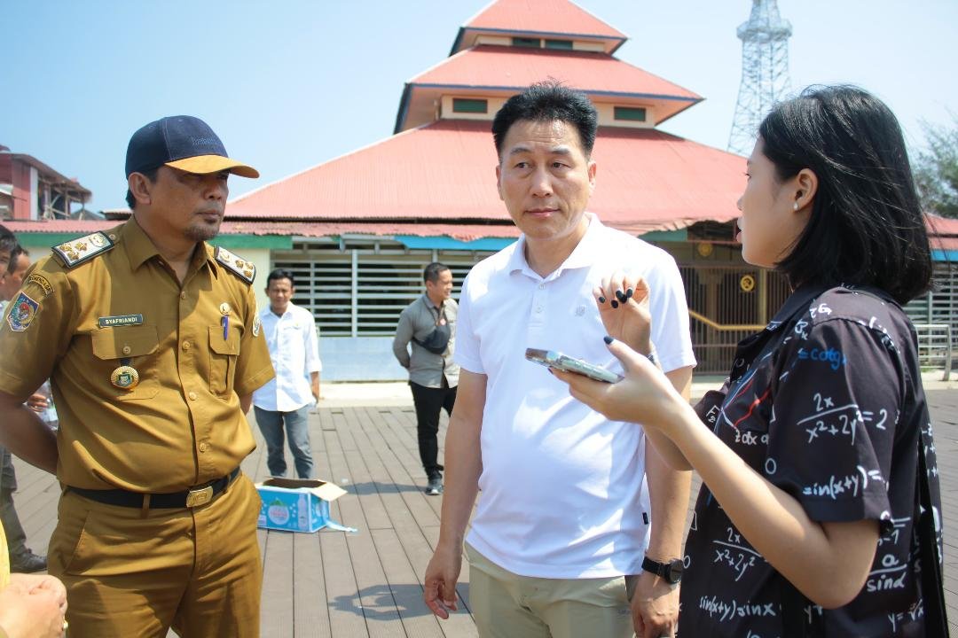 Tim Korsel didampingi Kepala Dinas Perikanan dan Kelautan (DKP) Bengkulu meninjau arel parkir peti kemas di Pebuhan Pulau Baai, Bengkulu, Selasa 30 Juli 2024.(Foto : Humas Pemprov Bengkulu)