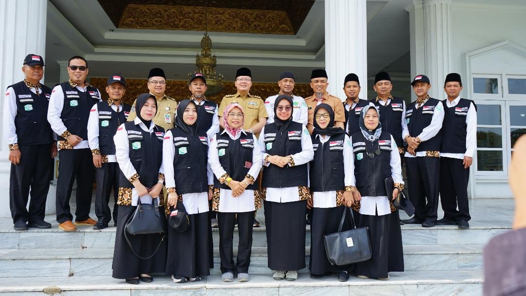 Gubernur Bengkulu, Rohidin Mersyah foto bersama usai menerima audensi Tim TPHD Bengkulu musim haji 2024 di Balai Raya Semarak, Bengkulu.(Foto/Humas Pemprov Bengkulu)