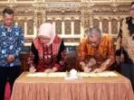 Unib dan Un sri MOU Rektor Unib, Retno Agustina Ekawati dan Rektor Unsri, Taufik Marwa menandatangani naska kerja sama dalam bidang pengembangan Tridharma Perguruan Tinggi di Kampus Unsri Indralaya, Sumatera Selatan, Senin 22 Juli 2024.(Foto : Humas Unib)