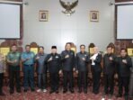 Gubernur Bengkulu, Rohidin Mersyah foto bersama unsur pimpinan DPRD Provinsi Bengkulu dan Forkopimda usai menghadiri rapat paripurna pengesahan perubahan Raperda No 8 tahun 2016 menjadi Perda.(Foto/Humas Pemprov Bengkulu)