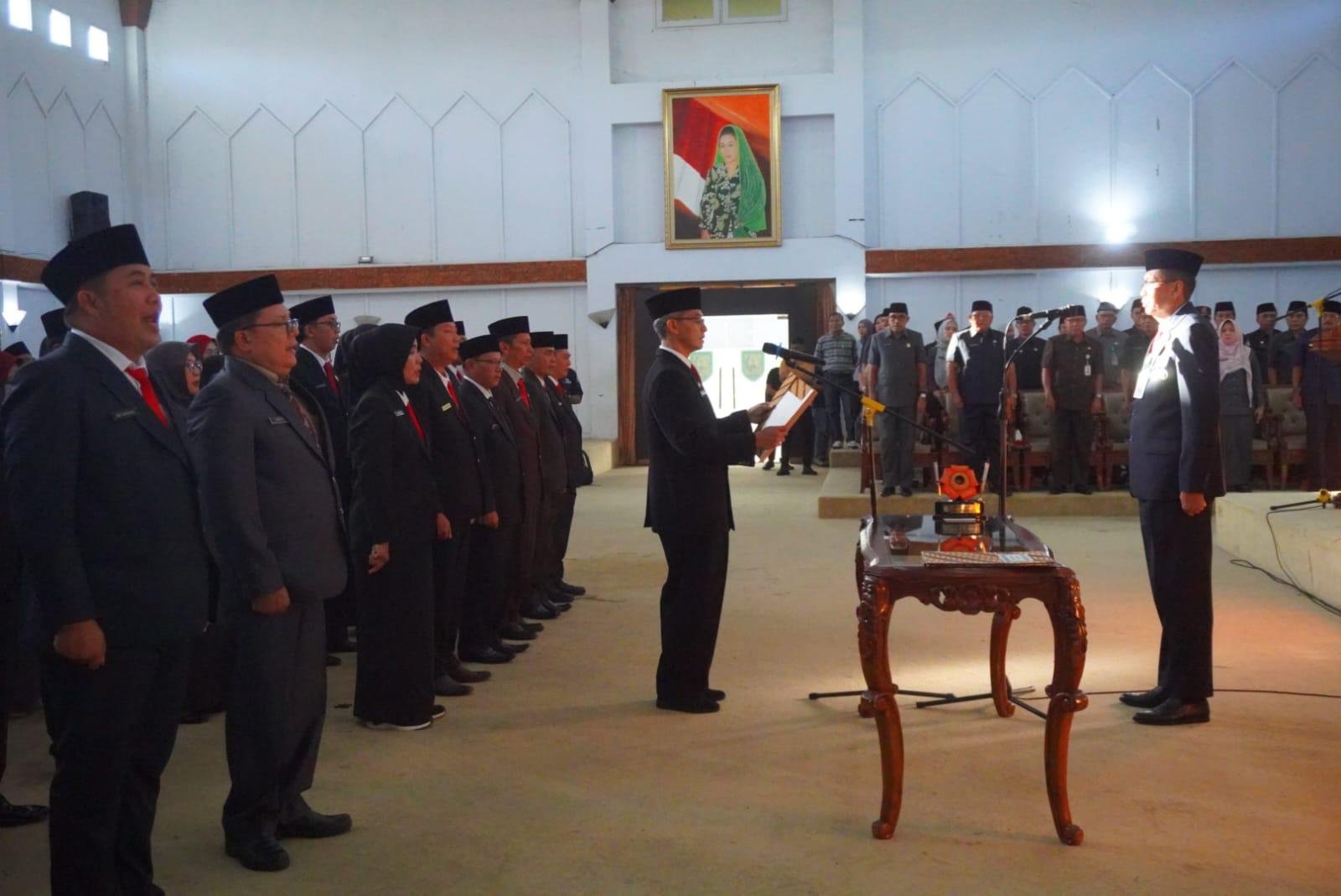 Gubernur Bengkulu, Rohidin Mersyah foto bersama dua pelajar SMAN 2 Kota Bengkulu, yang terpilih jadi Pasibraka Nasional tahun 2024,Novallian Syahputra dan Amanda Aprilia.(Foto/Pemprov Bengkulu)