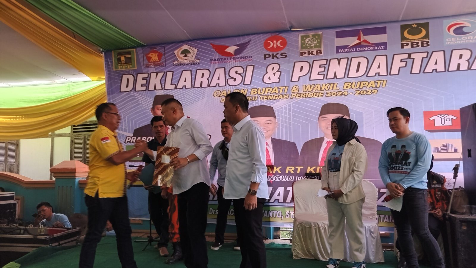 Deklarasi Dukungan Parpol Paslon Bupati-Wakil Bupati Benteng, Rachmat Riyanto-Tarmizi menerima dukungan berupa B1Kwk dari Partai Golkar pada acara deklarasi pasangan ini sebelum mendaftar ke KPU sebagai peserta Pilkada Benteng 2024, di Karang Tinggi 29 Agustus 2024.(Foto Harapanbarunews-Usmin)